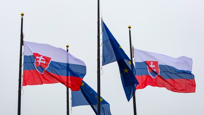 Rozhodnutie Čechov ponechať si štátnu vlajku symbolizuje ich pohľad na Československo, tvrdí autor našich symbolov