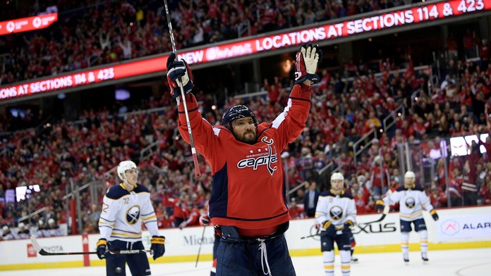 Alexander Ovečkin z Washingtonu oslavuje gól proti Buffalu.