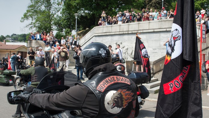 Na snímke Noční vlci na motorkách prichádzajú na Slavín