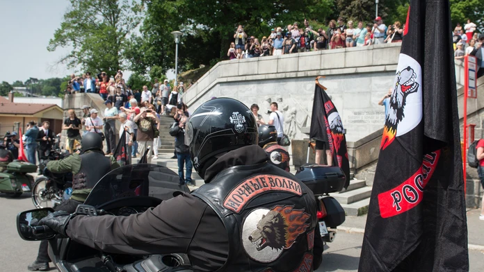 Na snímke Noční vlci na motorkách prichádzajú na Slavín