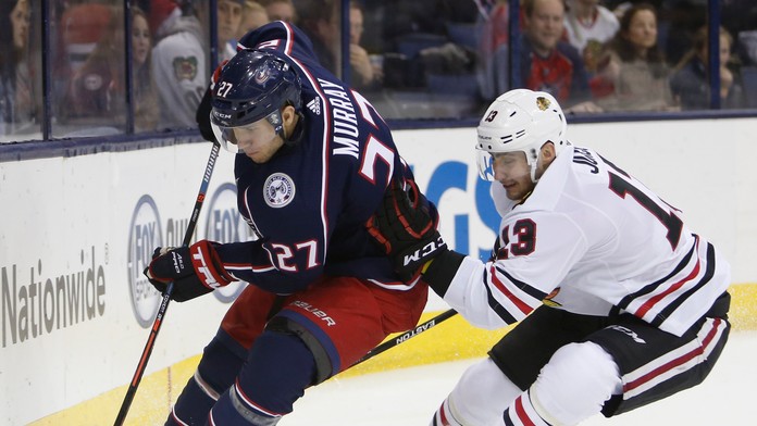 Hokejista Columbusu Blue Jackets Ryan Murray (vľavo) a hráč Chicaga Blackhawks Tomáš Jurčo.