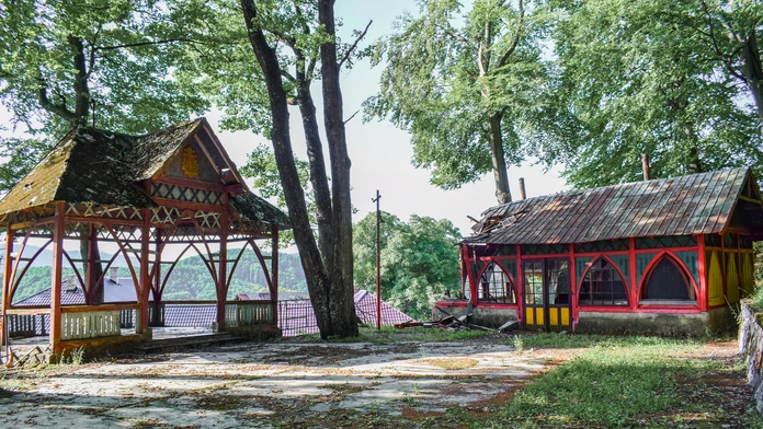 Chátrajúci hudobný altánok s kolkárňou