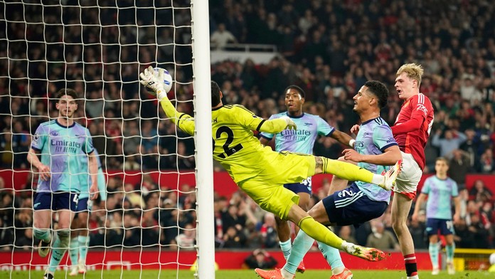 Arsenal uľahčuje Liverpoolu cestu za titulom, nedokázal zdolať Man United. Palmer zahodil penaltu