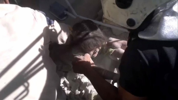 Záchrana dievčatka zo sutín.