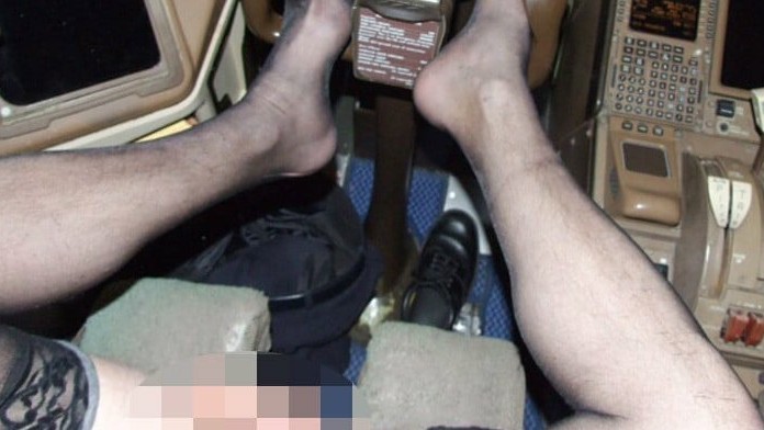 Lietadlo pilotoval nohami.