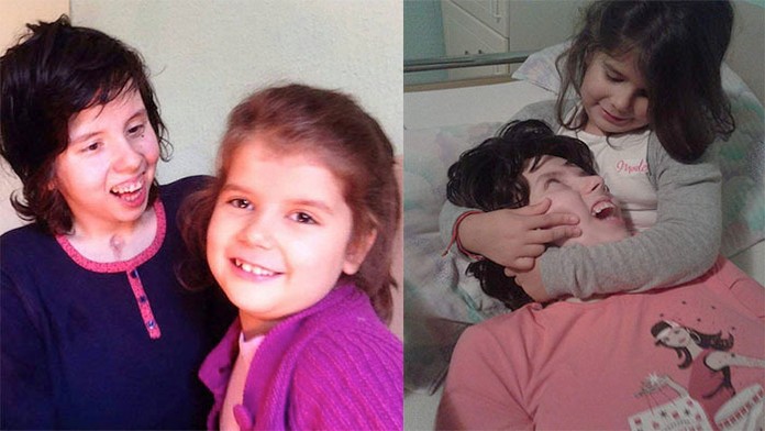 Malé dievča sa teší z prítomnosti svojej maminy. 