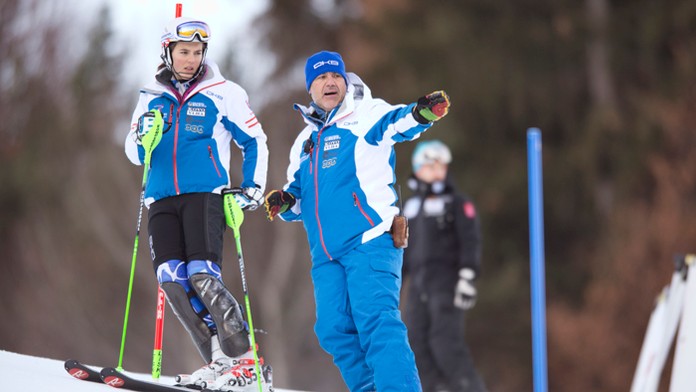 Petra Vlhová s trénerom Ivanom Iľanovským si prezerajú trať pred štartom.