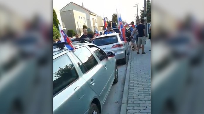 Zhromaždenie pred domom pediatričky Eleny Prokopovej.