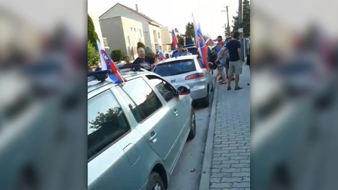 Zhromaždenie pred domom pediatričky Eleny Prokopovej.