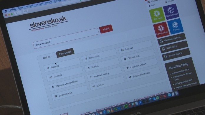 Kukláči privádzajú svedka na výsluch