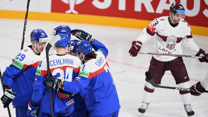 Michal Ivan, Peter Cehlárik a Mário Grman sa tešia po góle Matúša Sukeľa