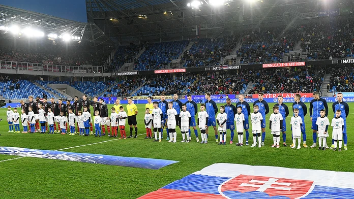Slovenský reprezentačný tím pred začiatkom prípravného futbalového zápasu