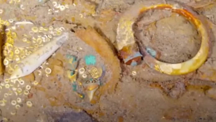 V troskách Titanicu objavili zlatý poklad. Náhrdelník s nezvyčajnou ozdobou chcú vrátiť potomkom majiteľa