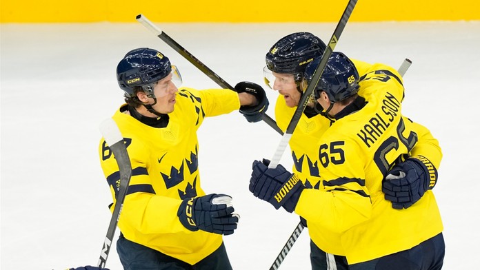 Švédski hokejisti sa tešia z gólu