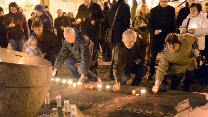 Verejné spomienkové zhromaždenie pri Pamätníku Sviečkovej manifestácie sa konalo v stredu 23. marca 2016 na Námestí Eugena Sucho