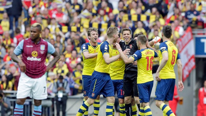 Hráči Arsenalu oslavujú výhru v FA Cupe.