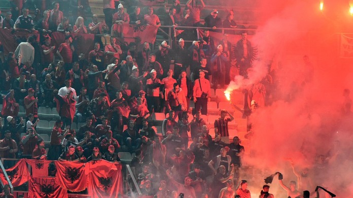 Albánski fanúšikovia zapaľujú dymovnice.