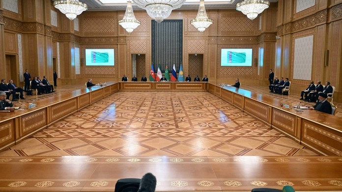 Putin si zvolal vlastný protipól k summitu NATO. Prezidenti piatich krajín sa zišli za absurdne dlhým stolom