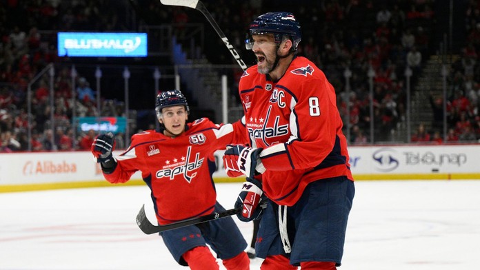 Alexander Ovečkin sa raduje z gólu so spoluhráčom Martin Fehervárym