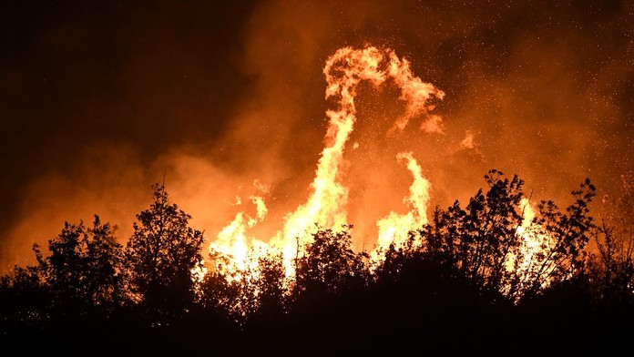 Chorvátsko: Hasiči bojujú s lesným požiarom na Hvare; vyžiadal si už jednu obeť
