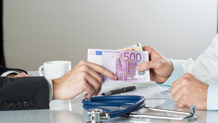 Lekár berie úplatok - ilustračná snímka.