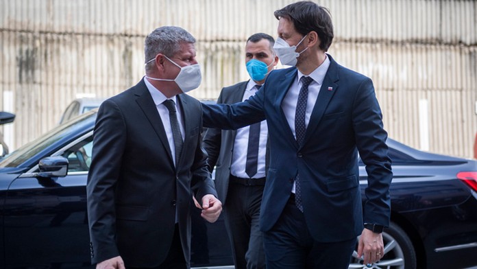 Minister zdravotníctva Vladimír Lengvarský a premiér Eduard Heger.