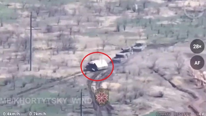 VIDEO: Rusi nasadili proti Ukrajincom bizarne upraveného obrnenca. Na čele kolóny sa objavil „pojazdný bunker“