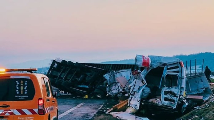 Nehoda nákladného auta a dodávky ochromila premávku na R1