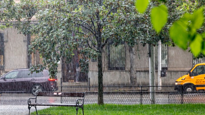 Daždivé počasie na Vajanského nábreží v Bratislave.