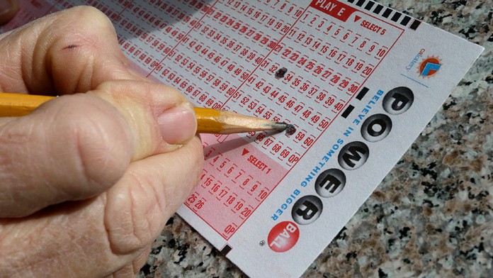 Tipujúci zaškrtáva čísla v americkej lotérii Powerball. 