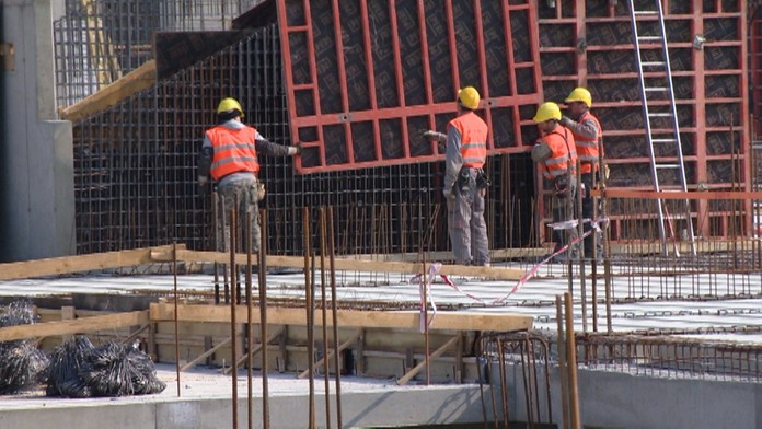 Robotníci na stavbe.