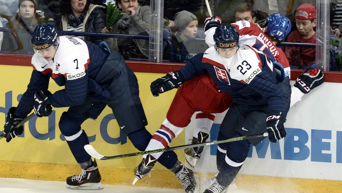 Mladí slovenskí hokejisti si zahrajú štvrťfinále MS do 20 rokov.