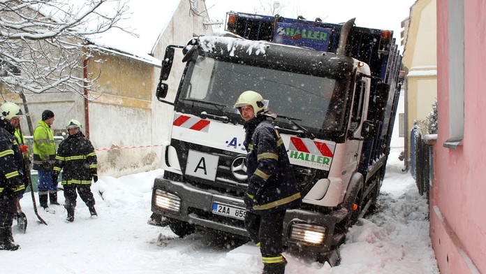 Hrozná smrť pod smetiarskym autom. Muža zavalilo, už mu nedokázali pomôcť