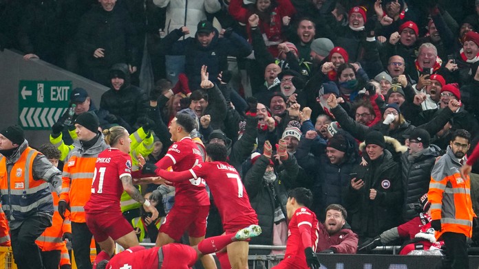 Šialený deň v Premier League. Liverpool otočil behom minúty, Tottenham vyrovnal v nadstavenom čase