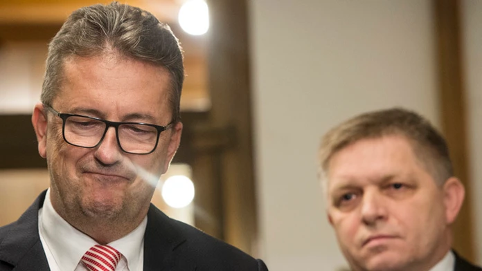 Vpravo hráč Popradu Guillaume Leclerc a hráč Miškovca Nick Ross. 