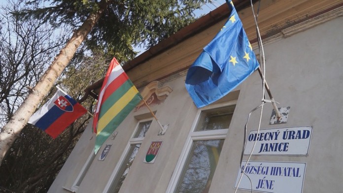 Členovia okrskovej volebnej komisie s prenosnou hlasovacou schránkou.