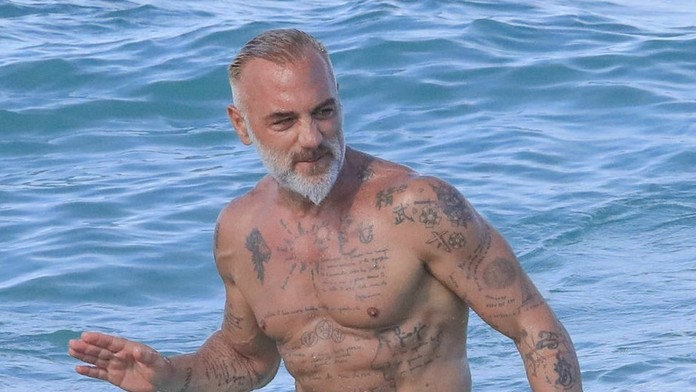 Milionár sa preslávil na internete tancom. V 50 predvádza sexy telo na pláži