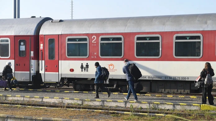 Otec zabudol dcéru vo vlaku, príbeh ružovej čiapočky mal vďaka polícii šťastný koniec