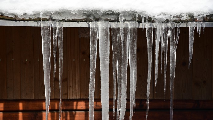 Ilustračná snímka cencúľov a zimy.