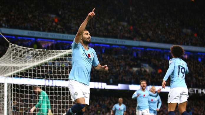 Ilkay Gundogan (Man City) oslavuje svoj gól do siete Manchestru United.