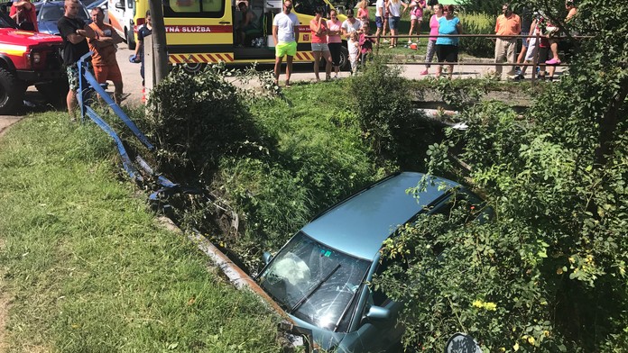 S autom skončili v potoku.