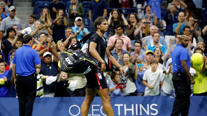 Sklamaný Rafael Nadal opúšťa kurt po prehre s Fabiom Fogninim.