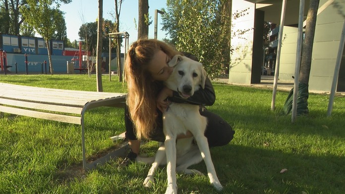 Simona so štvornohým miláčikom.