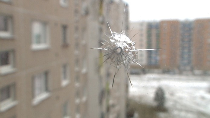 Po streľbe zostala diera v okne.