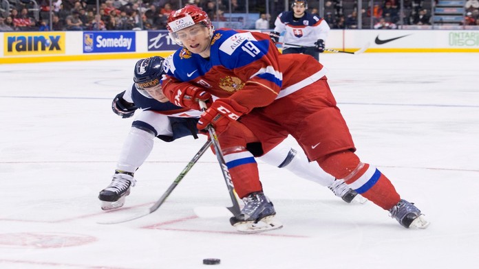 Slovák Andrej Hatala v súboji s Rusom  Pavlom Karnaukovom.