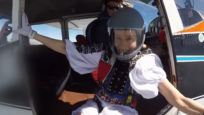 Krásna Slovenka v kroji a jej odvážny zoskok z lietadla. Boli sme pri tom