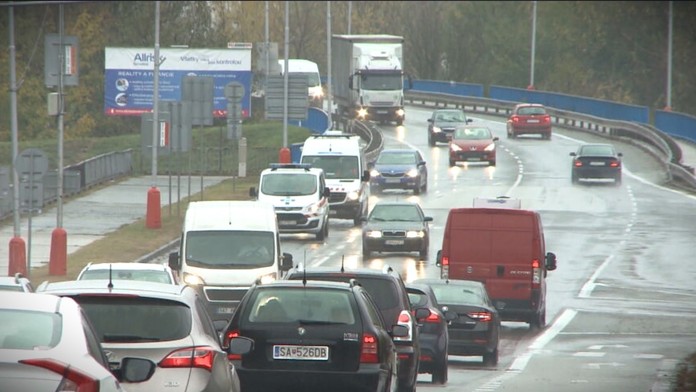 Havarijný most neopravia, kým nepostavia nový obchvat. Jediný prechod ponad Váh v Šali je v alarmujúcom stave