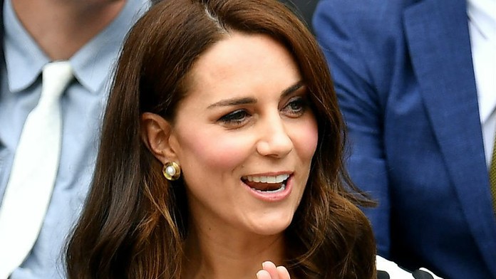 Kate Middleton výrazne ostrihali vlasy. Vyzerá výborne