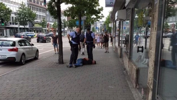 Polícia ho rýchlo zadržala.