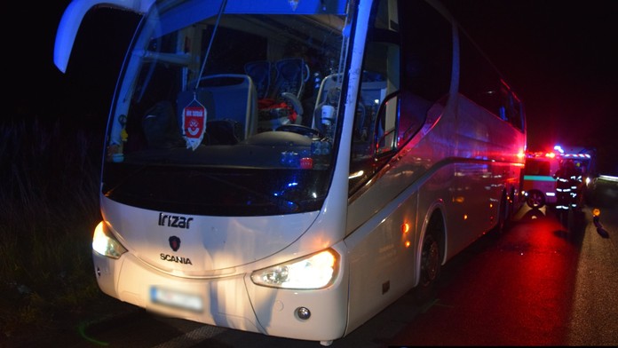 Zrážka autobusu s kamiónom.